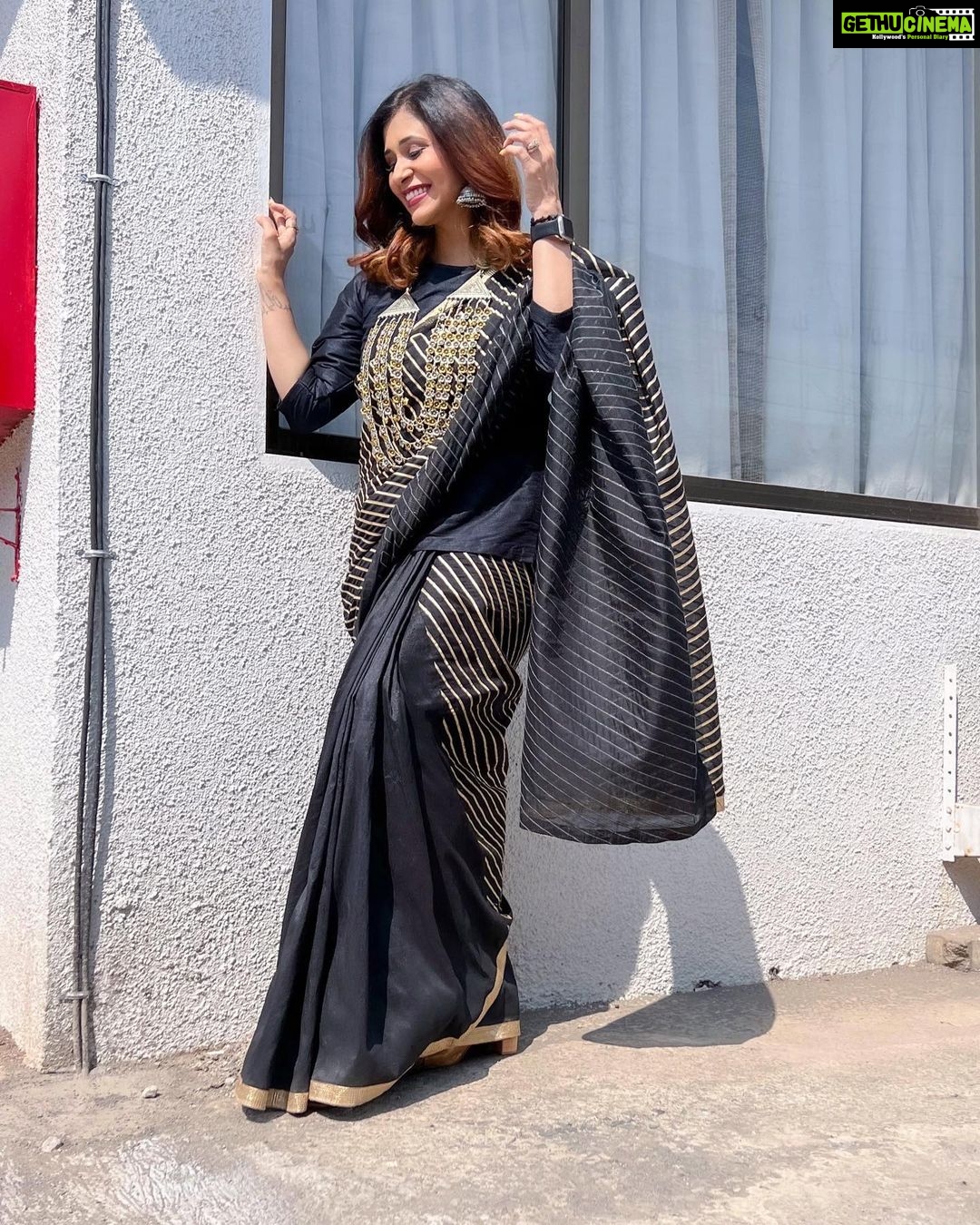 Kishwer Merchant Instagram - Have you been watching #maya in #dearishqonhotstar ? @disneyplushotstar Clicked by @sehban_azim