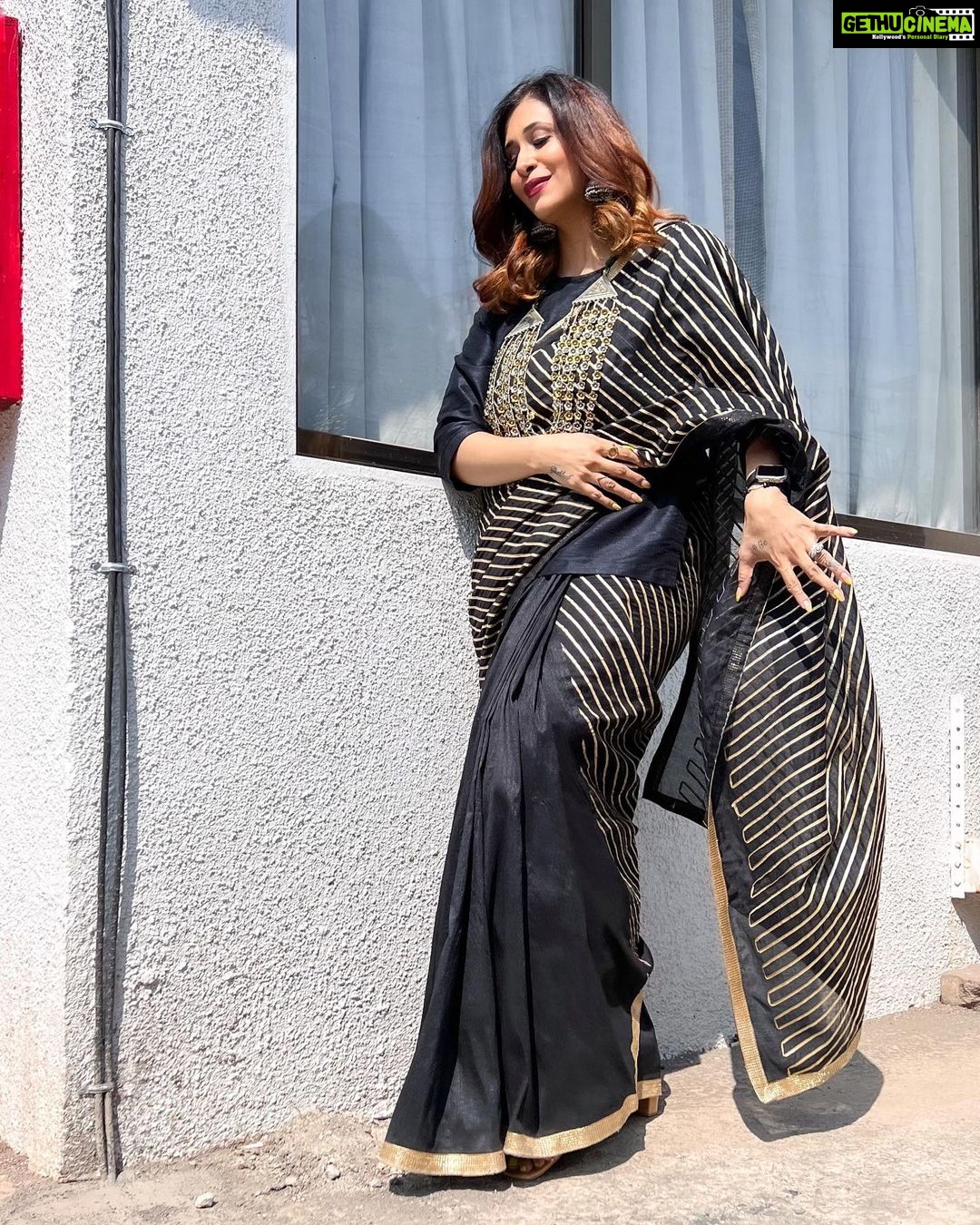 Kishwer Merchant Instagram - Have you been watching #maya in #dearishqonhotstar ? @disneyplushotstar Clicked by @sehban_azim