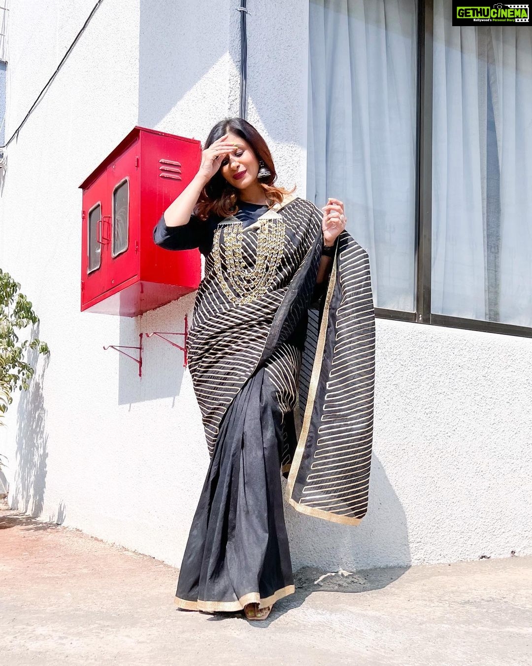 Kishwer Merchant Instagram - Have you been watching #maya in #dearishqonhotstar ? @disneyplushotstar Clicked by @sehban_azim