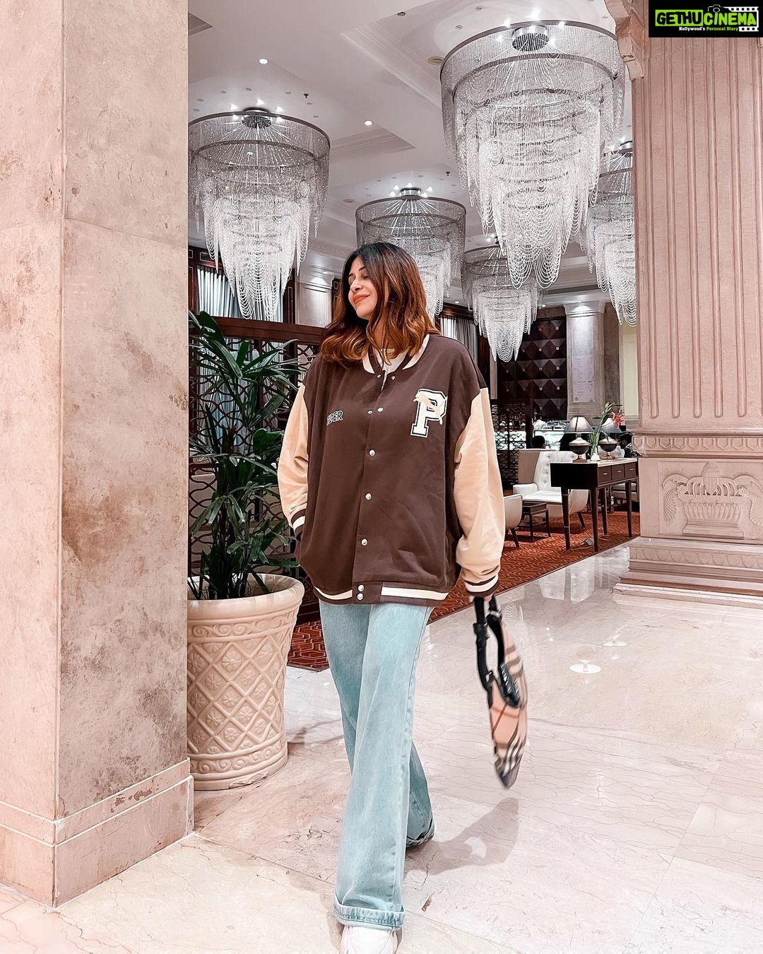 Kishwer Merchant Instagram - This spot became my favourite at the @sheratongrandpune .. issa vibe 🤩 @suyyashrai churaoed Ur jacket 😋 Sheraton Grand Pune Bund Garden Hotel