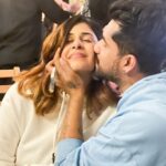 Kishwer Merchant Instagram - Kiss of Love 🥂 2023 looking forward ❤️ Thank u @karanwahi for a super fun evening,also the food was 🤤 Thank u @sehban_azim and @ash4sak for the clicks ❤️