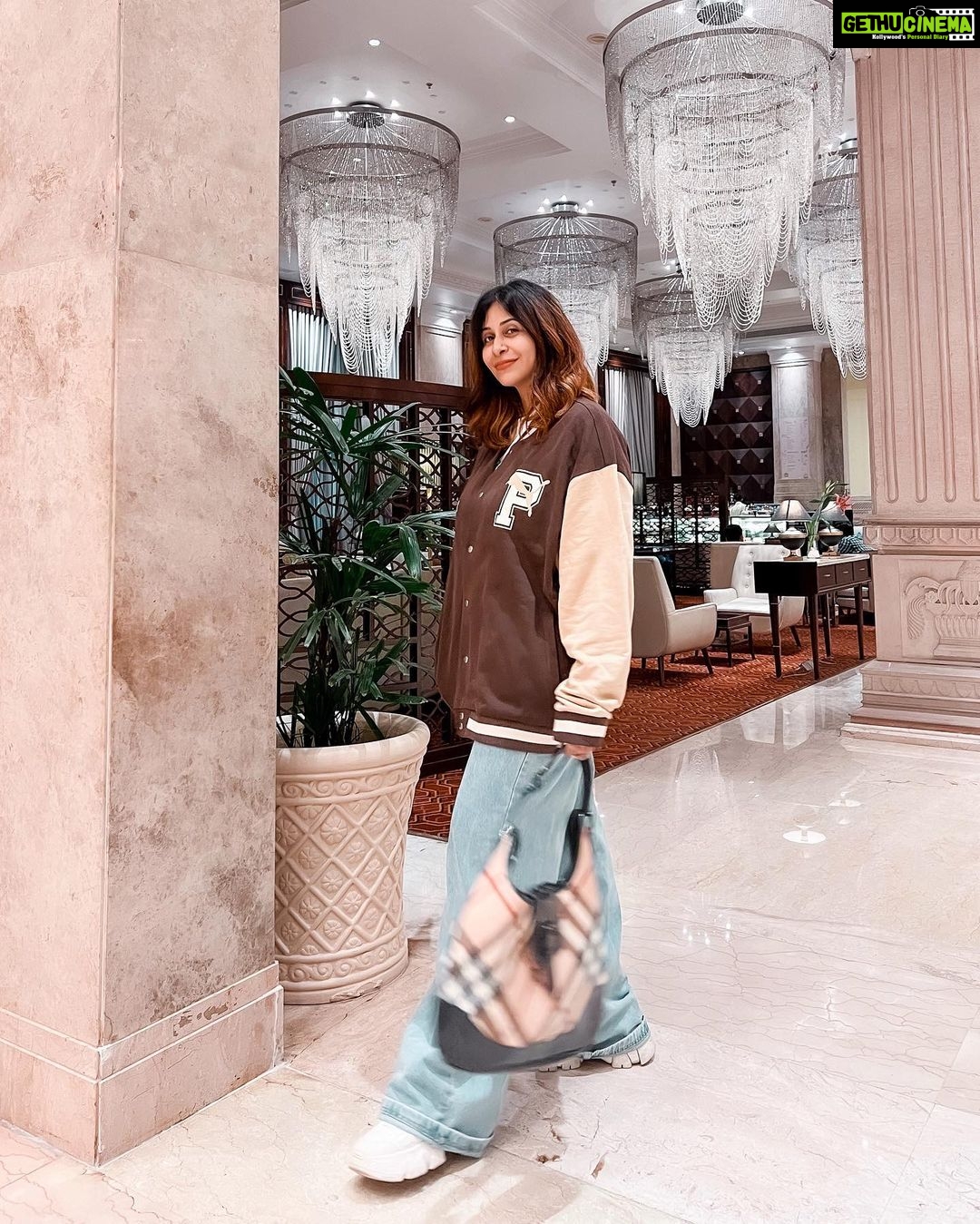 Kishwer Merchant Instagram - This spot became my favourite at the @sheratongrandpune .. issa vibe 🤩 @suyyashrai churaoed Ur jacket 😋 Sheraton Grand Pune Bund Garden Hotel