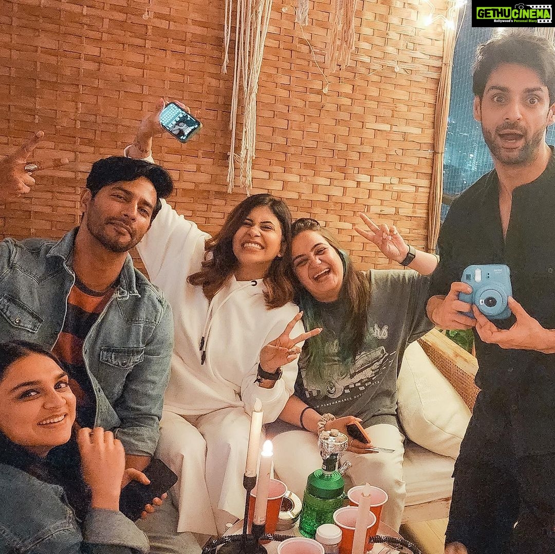 Kishwer Merchant Instagram - Kiss of Love 🥂 2023 looking forward ❤️ Thank u @karanwahi for a super fun evening,also the food was 🤤 Thank u @sehban_azim and @ash4sak for the clicks ❤️