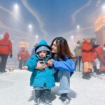 Kishwer Merchant Instagram - 'tis the season to be jolly ❤️ He was introduced to snow today for the 1st time , prepping him up for a winter trip next year 🤣🤩 Thank u @suyyashrai for this amazing click 😁❤️