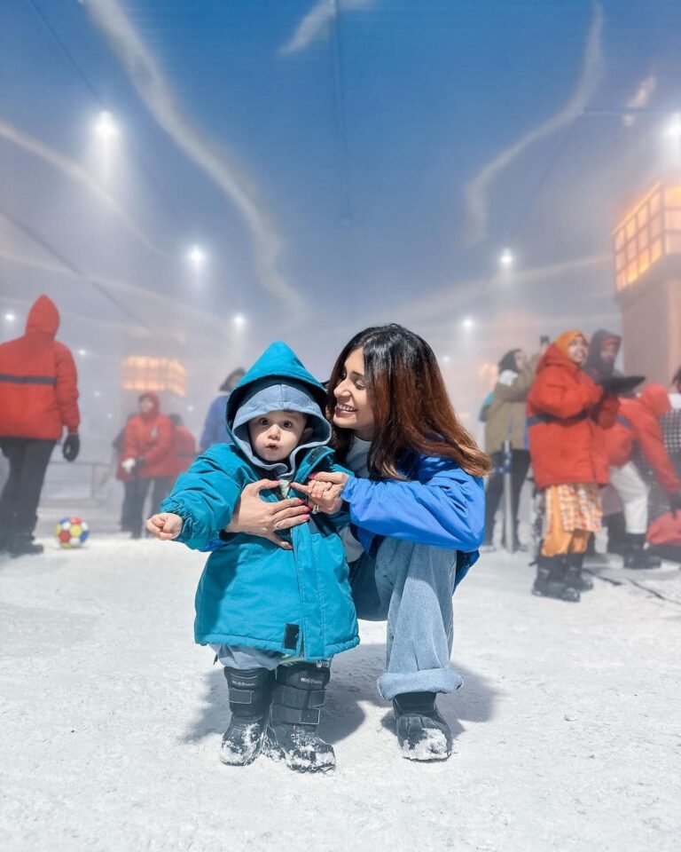 Kishwer Merchant Instagram - 'tis the season to be jolly ❤️ He was introduced to snow today for the 1st time , prepping him up for a winter trip next year 🤣🤩 Thank u @suyyashrai for this amazing click 😁❤️