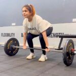 Kishwer Merchant Instagram - Finally I have started working out after being lazy for an entire year after giving birth to nirvair !! It was super difficult, in the 1st session I couldn't even pick up the bar easily .. today was my 7th session , and I did deadlifts max 70kgs one rep .. see the video closely, weights badte ja rahe hain , special mention to Abhijeet for not letting me give up and for keeping me focused and motivated ❤️ Cheers to being Strong and Fit again 😇🧿