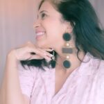 Kishwer Merchant Instagram - With Diwali around the corner, I wanted to try something that would hydrate my skin & make it look more radiant I had heard a lot about the O2 derm facial and after speaking to @drgeetika I was convinced that I wanted to try it at @isaacluxe . Post the session, my skin felt moisturized, and the skin tone had become more even, all set for the festivities. Go try it at @isaacluxe now and get an instant dose of radiance! ❤️ @drgeetika