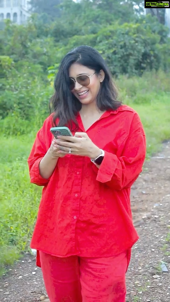 Kishwer Merchant Instagram - Reelon mei baatein toh hongi hi, when I’ll constantly be streaming the best of reels thanks to my great network. If you want that reeling edge, get #ConnectedWithVi like me. @viofficialfanworld
