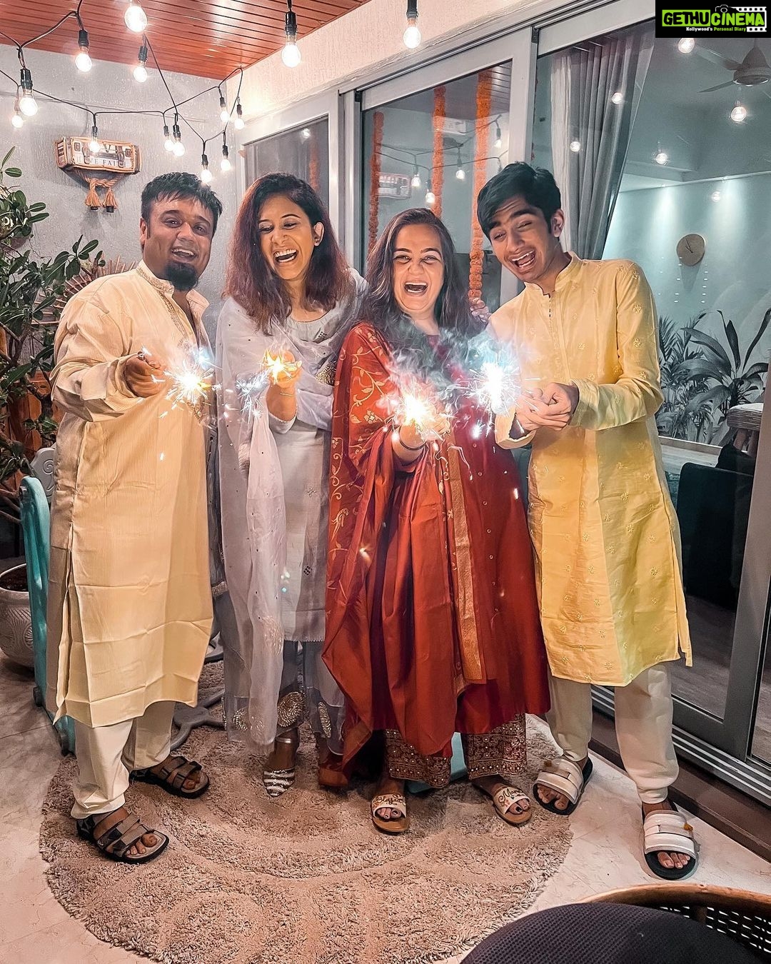 Kishwer Merchant Instagram - Happy Diwali ❤️
