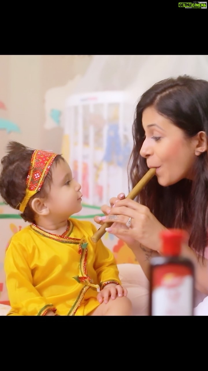 Kishwer Merchant Instagram - Jaise Yashoda Maiyya ki jaan Apne Kanha mein basti thi… Vaise hee hum sabhi maaon ki jaan hote hain humare bachche! ☀️ That’s why, moms always want the best for their little ones. From giving them the right nourishment, to taking care of their health, they have it all covered. And I have found the perfect genie in a bottle for my baby in Dabur Lal Tail, a brand trusted by millions of moms like me! Toh ab aap bhi chuniye apne Kanhaiya Lal 👶 ke liye Desh Ka Favourite Lal, @daburlaltail 😁 Wishing you all a very Happy Janmashtami ☀️ #daburlaltail #daburlal #janmashtami #happyjanmashtami #krishnajanmashtami #GrowthWaliMassage