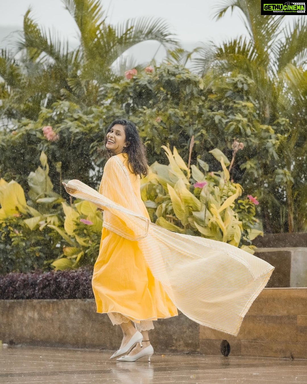 Kishwer Merchant Instagram - Instagram VS Reality 🤦♀️😎🤣 Pics by @harikesh_wrc_ Wearing @ghoomarjaipur_