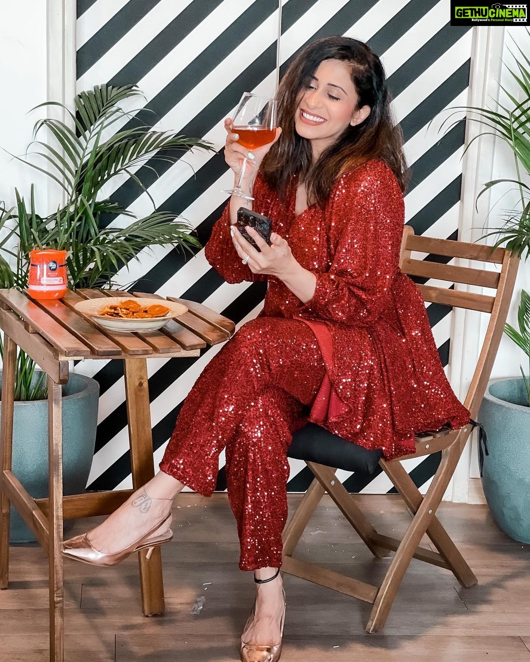 Kishwer Merchant Instagram - Ambipur has launched their new Moodtherapy collection. These Unique Fragrances set an amazing mood in my home. This really feels like a ‘Moodtherapy’. The packaging looks so premium and beautiful I can even keep it on my desk or dining table like a decorative piece. It comes with this amazing feature of ‘adjustable fragrance level’. Now I can adjust the fragrance basis his mood! It always helps me maintain happy and relaxed mood in my home. #AmbiPurHomeGel #SetTheMoodWithScentsSoGood #MoodtherapyCollection #BreatheHappy @ambipurin