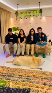 Kishwer Merchant Instagram - Chalo sab hum sab par aur hase kyoki hum apne aap par kaafi hase ye banate hue 🤣🤣🤣🤣 . Featuring Chikky Chacha BoomBoom & Lalalala 🤣🤣 . #mynameis #cheekychachaboomboomlalalala #funnyreels #comedyreels #funnyvideos #comedyvideos #friends #familytime