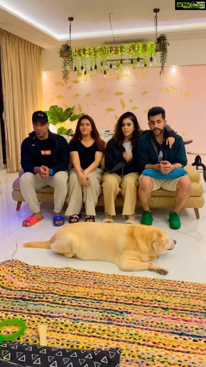 Kishwer Merchant Instagram - Chalo sab hum sab par aur hase kyoki hum apne aap par kaafi hase ye banate hue 🤣🤣🤣🤣 . Featuring Chikky Chacha BoomBoom & Lalalala 🤣🤣 . #mynameis #cheekychachaboomboomlalalala #funnyreels #comedyreels #funnyvideos #comedyvideos #friends #familytime