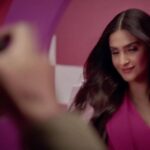 Kishwer Merchant Instagram - Sonam Kapoor took the #HuggiesFlipandDip Challenge! Check out her amazement at how soft Huggies is compared to regular diapers. It soaked up everything too !! #SonamKapoor #TeamHuggies #HuggiesIndia