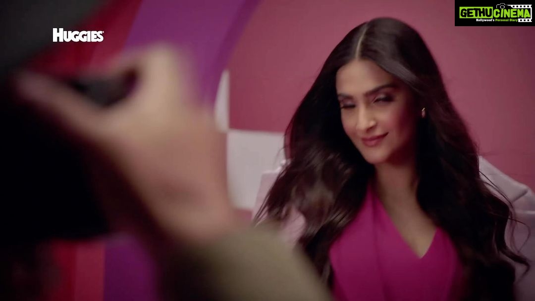 Kishwer Merchant Instagram - Sonam Kapoor took the #HuggiesFlipandDip Challenge! Check out her amazement at how soft Huggies is compared to regular diapers. It soaked up everything too !! #SonamKapoor #TeamHuggies #HuggiesIndia