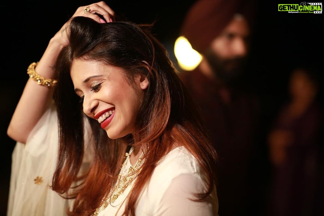 Kishwer Merchant Instagram - #AD Red Lips are my favourite !!! Check out the link in my bio! Get EXTRA ₹300 cashback on Fashion & Beauty on minimum order of ₹3,000 and free delivery on 1st Fashion order! @amazonfashionin #getstyledwithamazon (#amazonfashion / #amazonbeauty) Link In Bio
