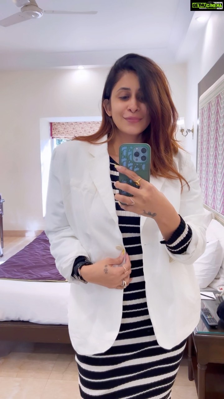 Kishwer Merchant Instagram - Obsessed with this mirror 😂 #quickgrwm