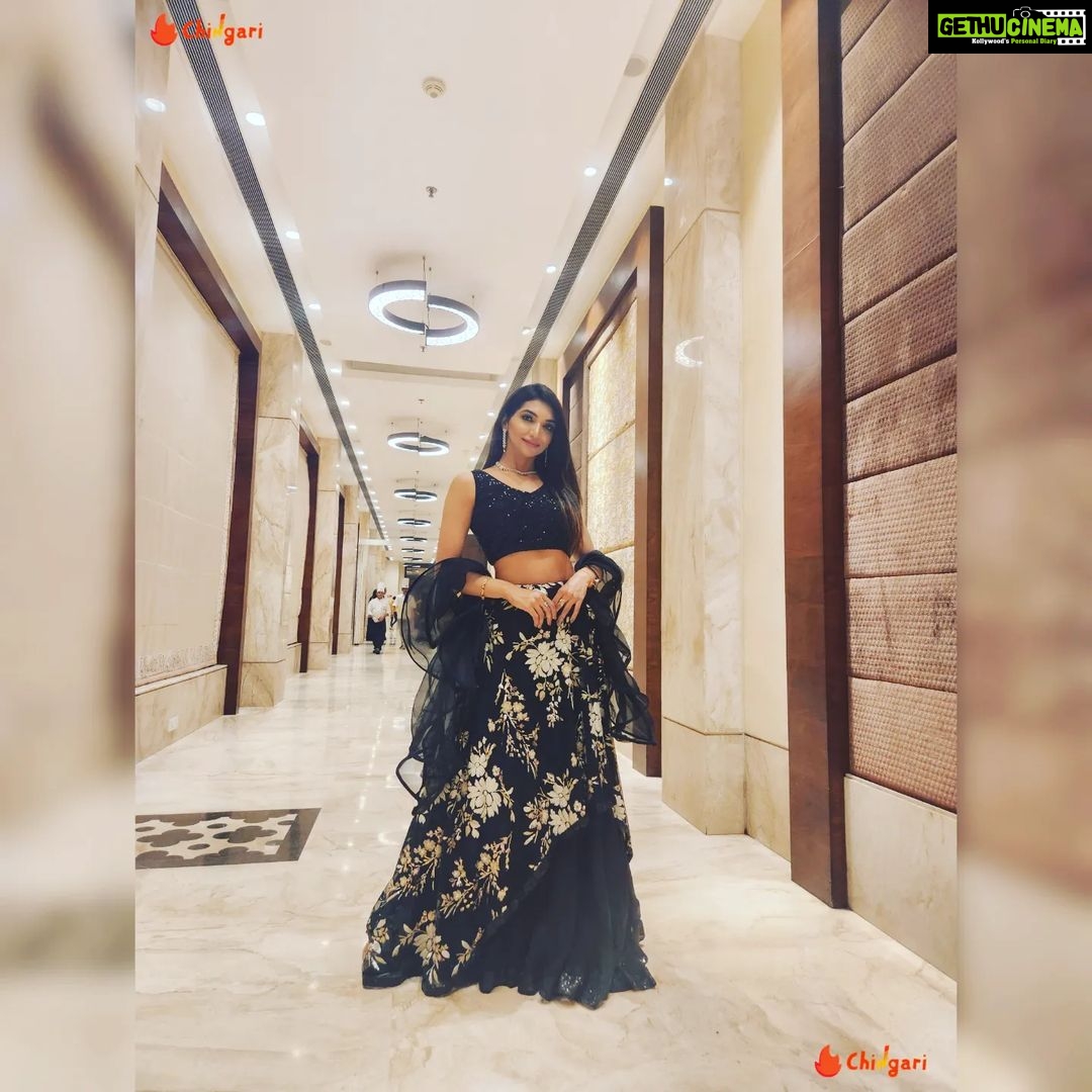 Kriti verma Instagram - Act like summer..walk like Rain 💔 . . . . . . . #kriti #chingari #biggboss #roadies #lehanga #tallgirl #eventdiaries #celebrityappearance #dance #ShowTime #event #jaimatadi🙏