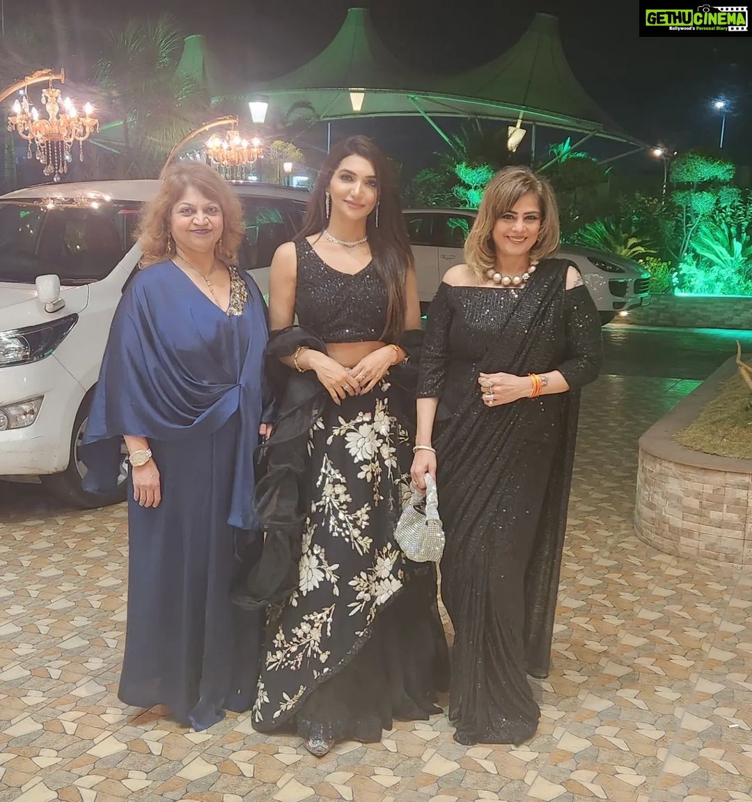 Kriti verma Instagram - From watch her in Hum Paanch in childhood to attending functions as Celebrity guests together.. Life has come a long way touchwood 🧿🙏🔥 . . . . . . #event #function #celebrityappearance #showtime #love #instagood #lehanga #kriti #kritivermaofficial #jaimahakal #jaimatadi🙏