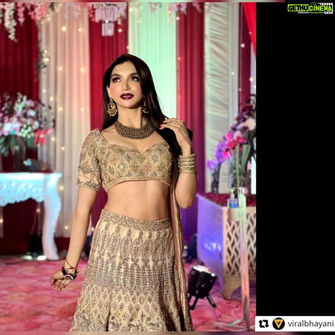 Kriti verma Instagram - #Repost @viralbhayani with @let.repost • • • • • • Bigg Boss and MTV Roadies fame @kritivermaofficial is looking drop dead gorgeous in a golden lehanga while attending her friend's wedding in Delhi.