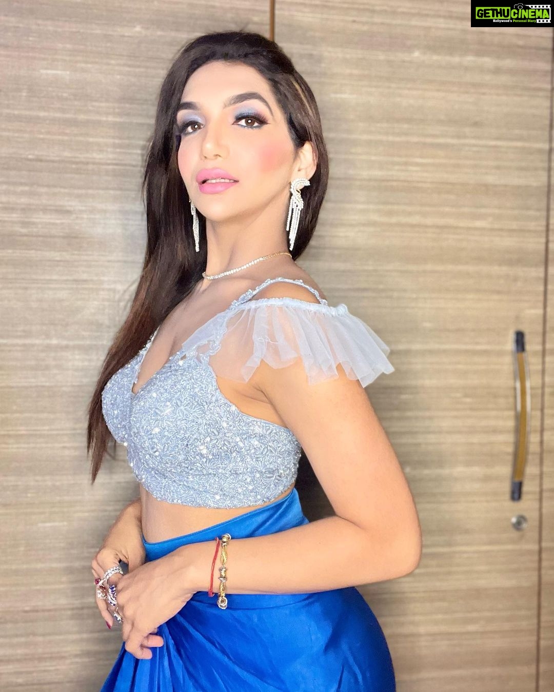 Kriti verma Instagram - Like a butterfly🦋 Pretty to see , hard to catch 🧿 Makeup - @nikitabajajmakeovers Outfit - @hayat_n786 @aayeshasfashion2007 Jewellery - @vibha_sindhwani . . . . . . . . #kriti #kritiverma #instapost #instagood #explore #explorepage #blousedesigns #dhoti #blue #ethnicwear #indowestern #biggboss #roadies #mtv #jaimatadi 🙏🏻