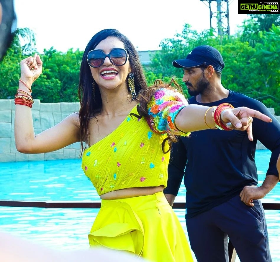 Kriti verma Instagram - Ohh Yes.. I love my people , my audience, My ❤️ #photodump . . . . . . . #kriti #kritiverma #event #eventdiaries #Gucci #explore #for you #foryourpage #delhi #trending #love #punlicshow #appearance #dance #host #celebrity #celebrityappearance #jaimatadi🙏
