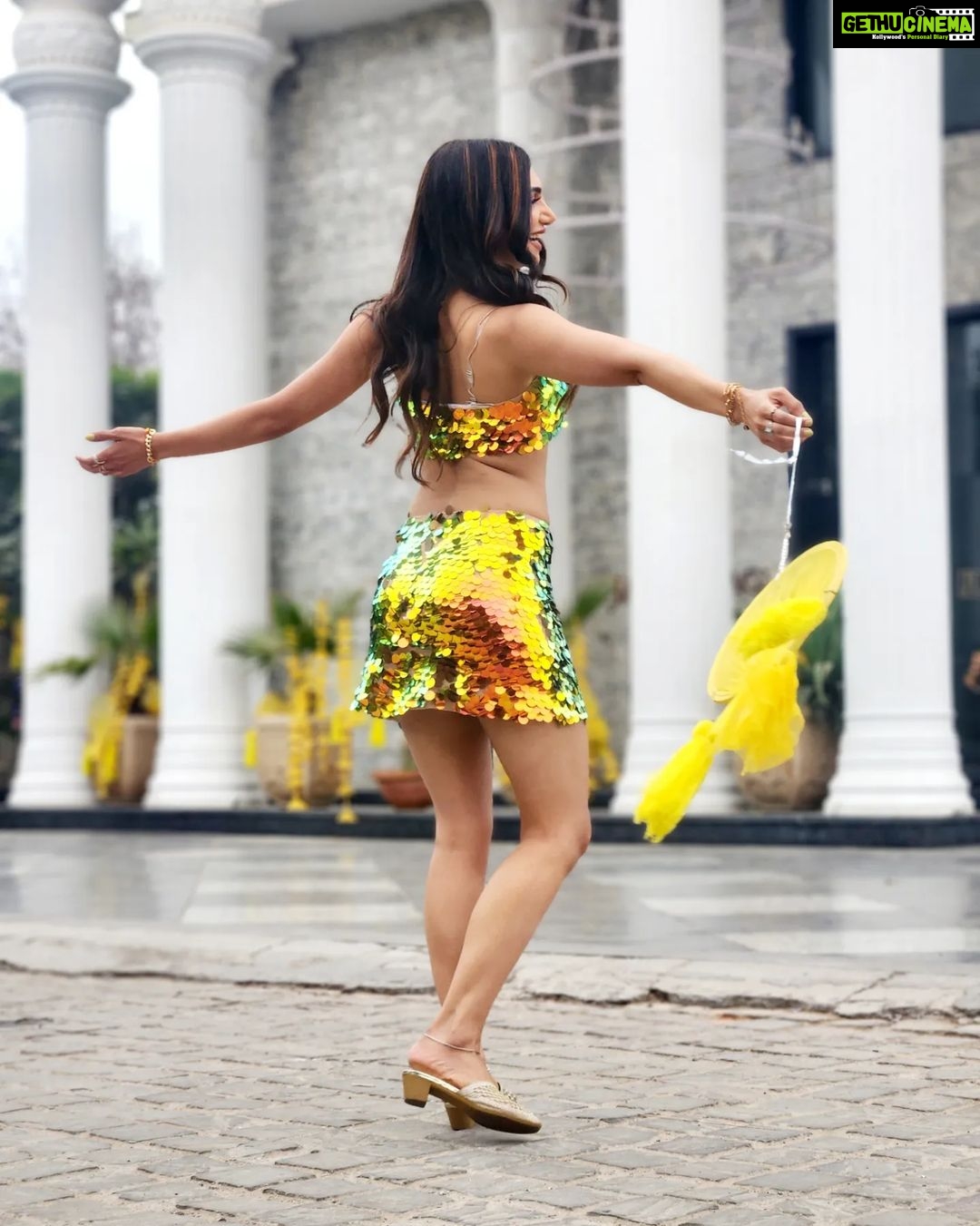 Kriti verma Instagram - Happiness..My latest track "Pappi" has crossed 1.5 million in less than 18 hours 🥰🧿✌️ . . . . . . #kriti #kritiverma #biggboss #MTV #Roadies #dance #musicvideo #paapi #pappi #expertjattharyanvi #expertjatt #latest #trending #explore #foruourpage #foryou #jaimatadi🙏