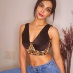Kriti verma Instagram - Different moods looking forward to this weekend. Which one is your fav ?? 1,2,3,4,5 or 6th? Blouse- @aayeshasfashion2007 . . . . . . #kriti #kritivermaofficial #post #pic #instagood #instapost #biggboss #roadies #explore #foryou #foryourpage❤️