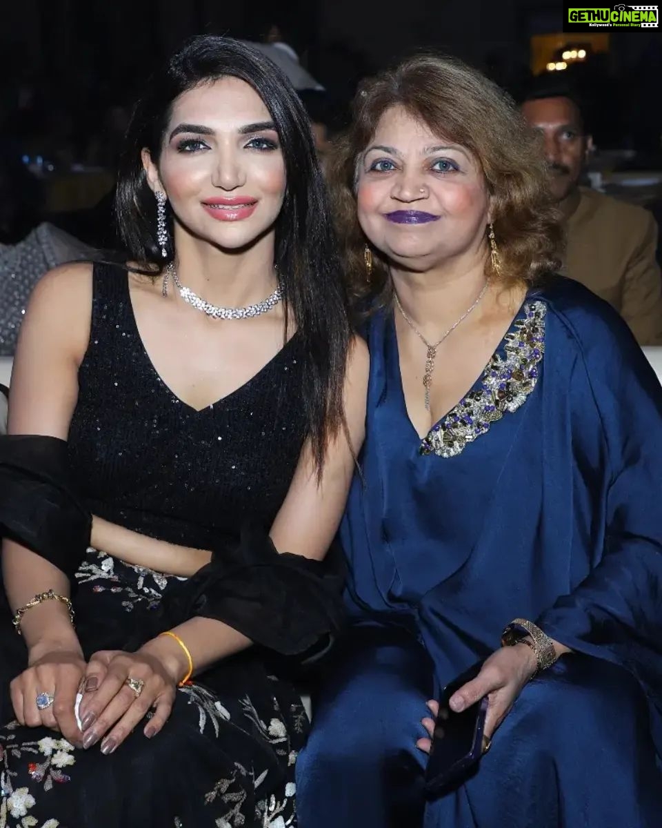 Kriti verma Instagram - MOM, your presence gives me wings to fly when my own wings are broken @kanchan6155 ❤️❤️🧿 . . . . . . . #kriti #kritiverma #motherlove #motherdaughter #biggboss #roadies showtime #explore #foryou #foryourpage #love #trending #viralpost #viral #jaimatadi🙏