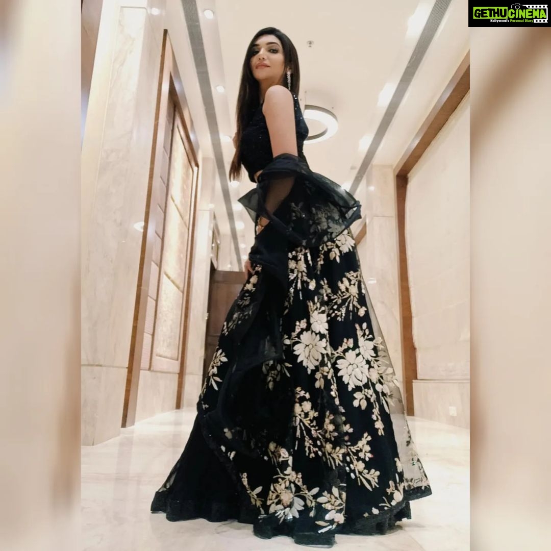 Kriti verma Instagram - Act like summer..walk like Rain 💔 . . . . . . . #kriti #chingari #biggboss #roadies #lehanga #tallgirl #eventdiaries #celebrityappearance #dance #ShowTime #event #jaimatadi🙏