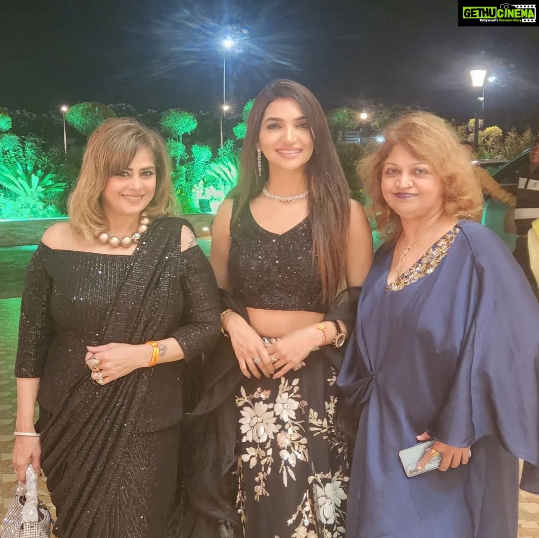 Kriti verma Instagram - From watch her in Hum Paanch in childhood to attending functions as Celebrity guests together.. Life has come a long way touchwood 🧿🙏🔥 . . . . . . #event #function #celebrityappearance #showtime #love #instagood #lehanga #kriti #kritivermaofficial #jaimahakal #jaimatadi🙏