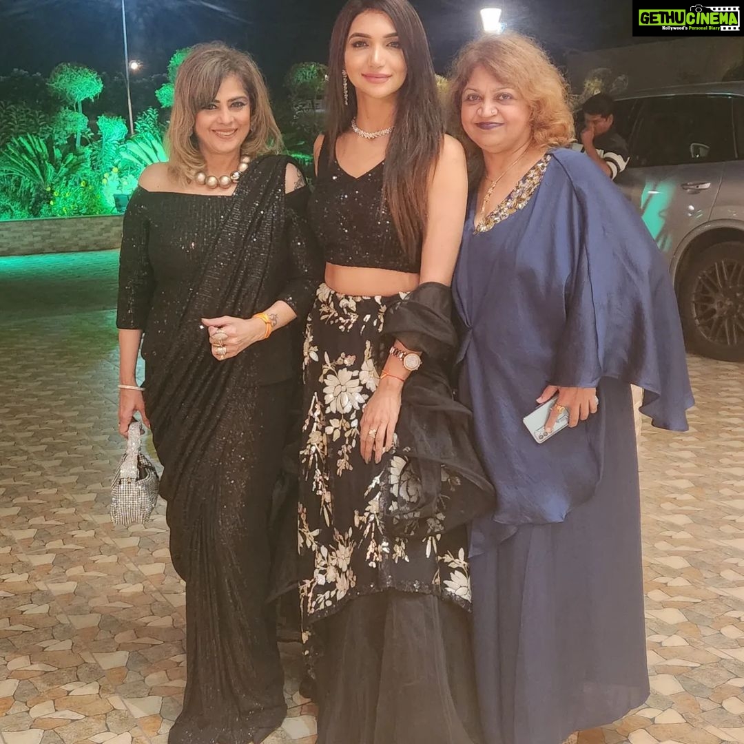 Kriti verma Instagram - From watch her in Hum Paanch in childhood to attending functions as Celebrity guests together.. Life has come a long way touchwood 🧿🙏🔥 . . . . . . #event #function #celebrityappearance #showtime #love #instagood #lehanga #kriti #kritivermaofficial #jaimahakal #jaimatadi🙏