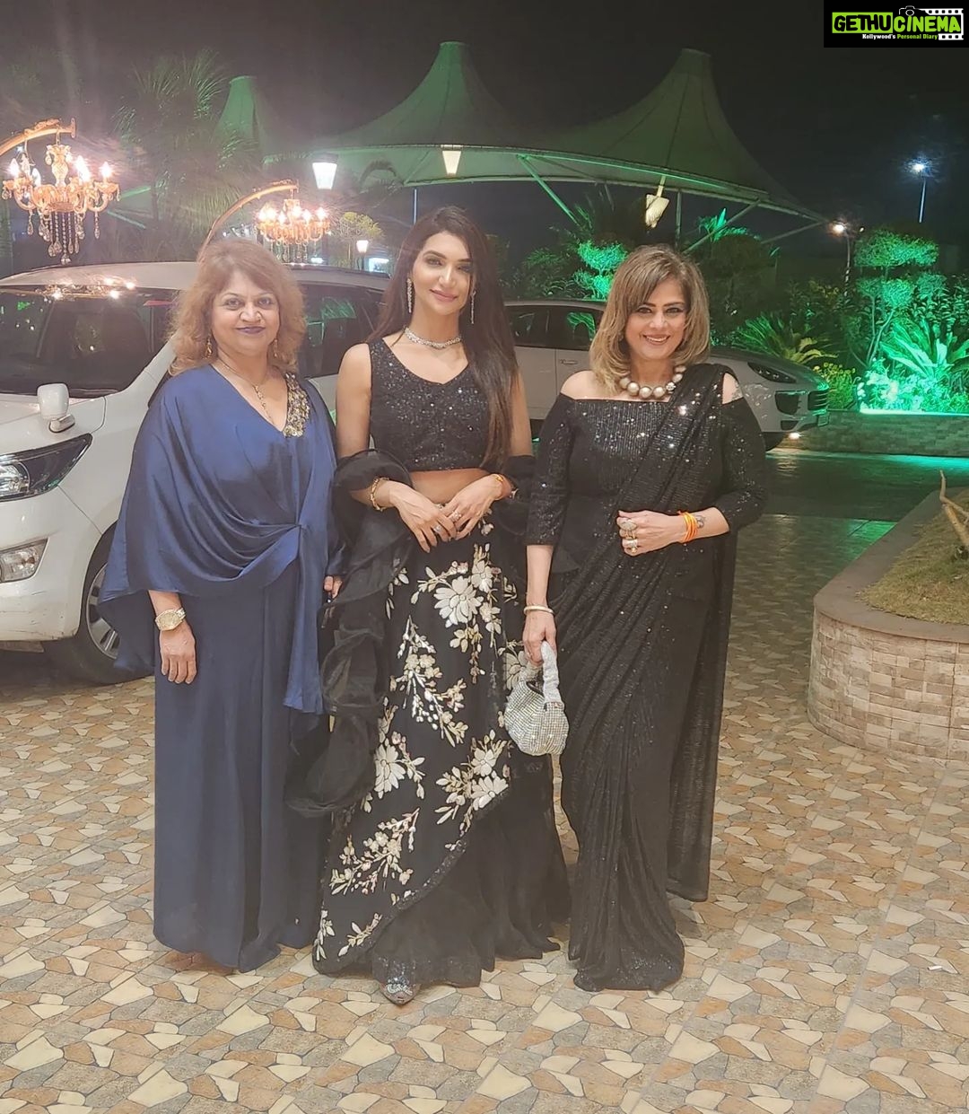 Kriti verma Instagram - From watch her in Hum Paanch in childhood to attending functions as Celebrity guests together.. Life has come a long way touchwood 🧿🙏🔥 . . . . . . #event #function #celebrityappearance #showtime #love #instagood #lehanga #kriti #kritivermaofficial #jaimahakal #jaimatadi🙏