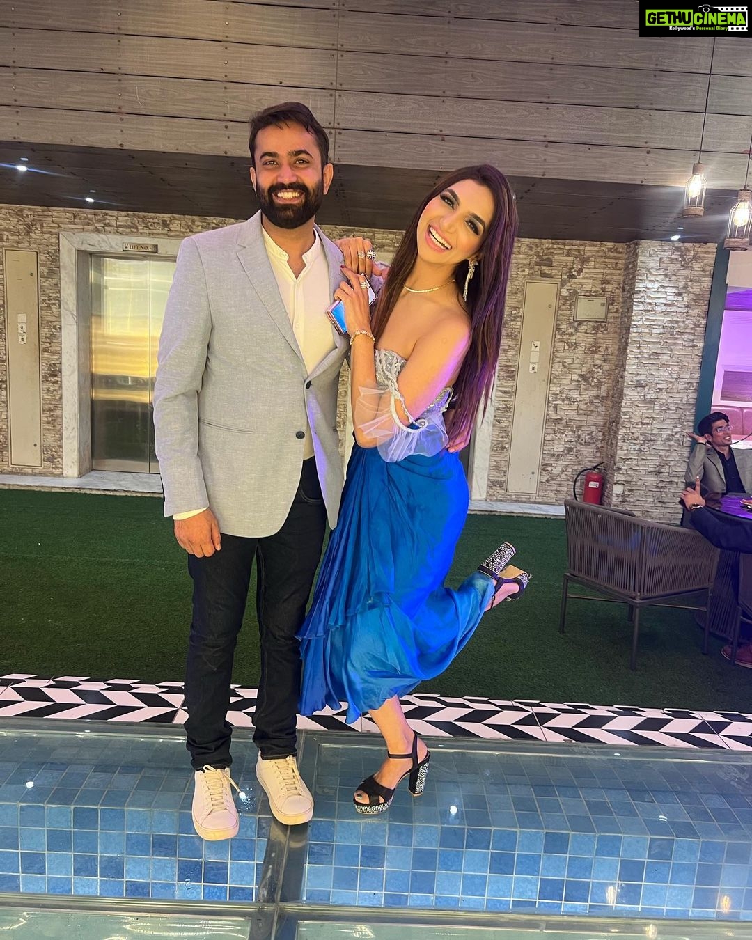 Kriti verma Instagram - Who is shining more ?? Definitely we all 🤩💥🧿 #photodump with my Mumbai Family ❤️ @hoodanishant999 @tanvi33 @christmas_didi @swaraj.walavalkar