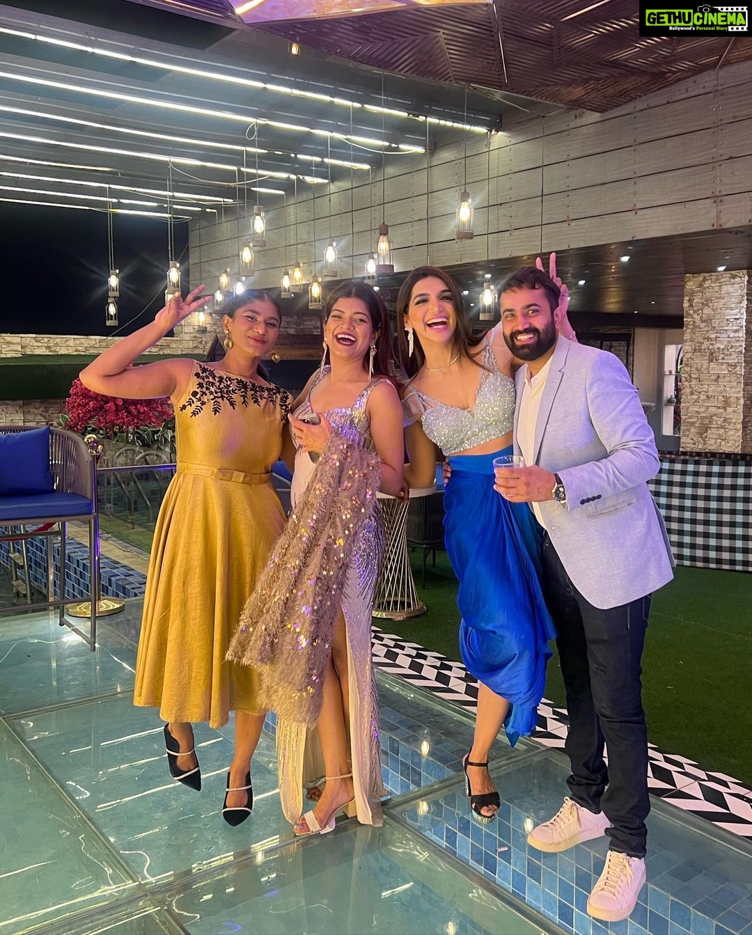 Kriti verma Instagram - Who is shining more ?? Definitely we all 🤩💥🧿 #photodump with my Mumbai Family ❤️ @hoodanishant999 @tanvi33 @christmas_didi @swaraj.walavalkar