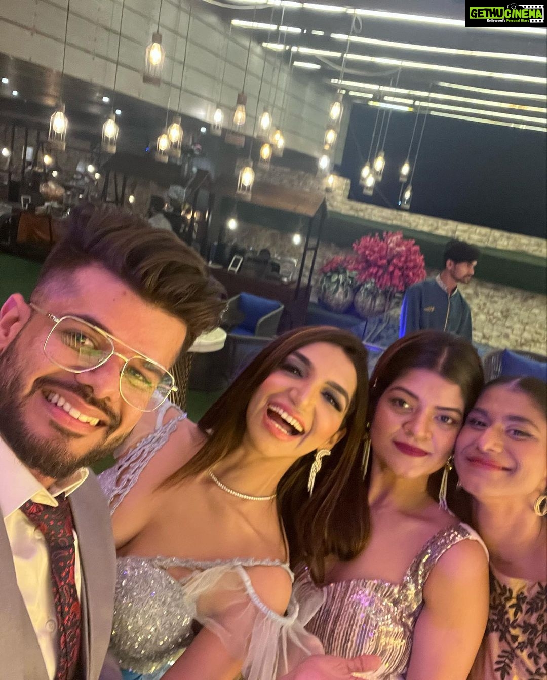 Kriti verma Instagram - Who is shining more ?? Definitely we all 🤩💥🧿 #photodump with my Mumbai Family ❤️ @hoodanishant999 @tanvi33 @christmas_didi @swaraj.walavalkar