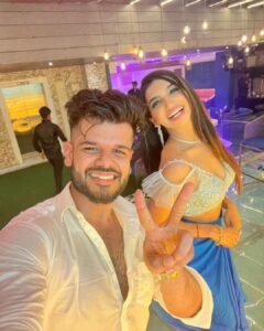 Kriti verma Instagram - Who is shining more ?? Definitely we all 🤩💥🧿 #photodump with my Mumbai Family ❤️ @hoodanishant999 @tanvi33 @christmas_didi @swaraj.walavalkar