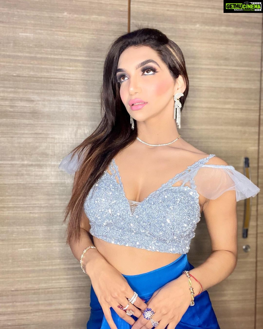Kriti verma Instagram - Like a butterfly🦋 Pretty to see , hard to catch 🧿 Makeup - @nikitabajajmakeovers Outfit - @hayat_n786 @aayeshasfashion2007 Jewellery - @vibha_sindhwani . . . . . . . . #kriti #kritiverma #instapost #instagood #explore #explorepage #blousedesigns #dhoti #blue #ethnicwear #indowestern #biggboss #roadies #mtv #jaimatadi 🙏🏻