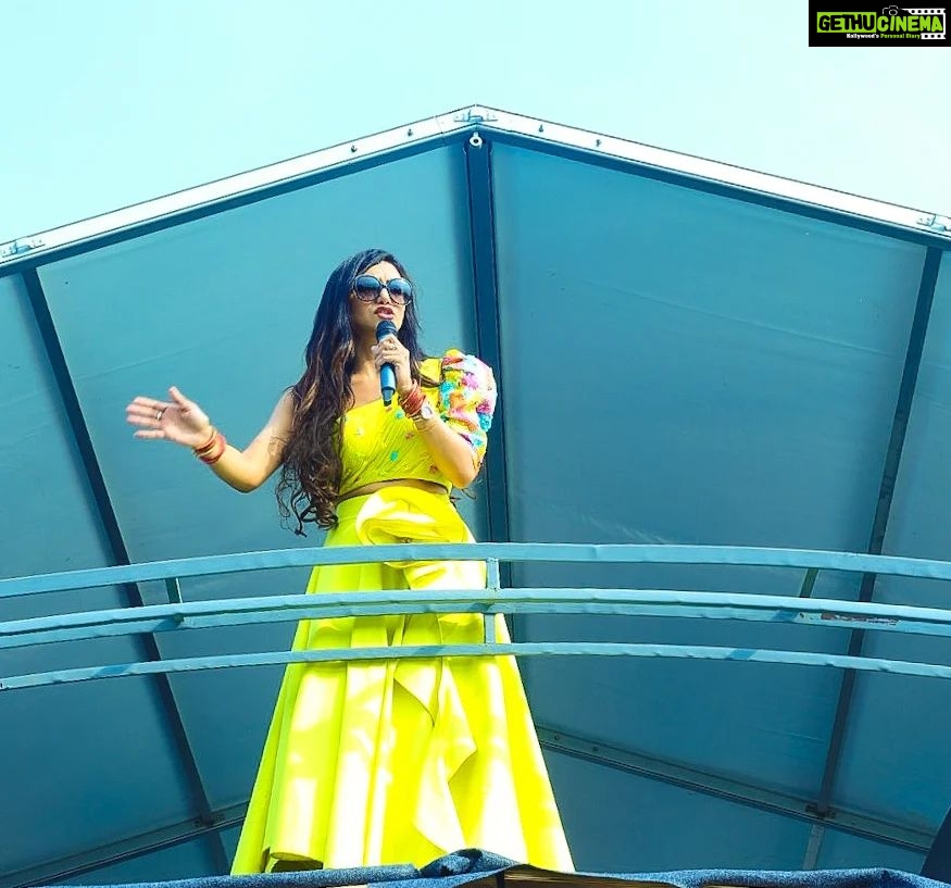 Kriti verma Instagram - Ohh Yes.. I love my people , my audience, My ❤️ #photodump . . . . . . . #kriti #kritiverma #event #eventdiaries #Gucci #explore #for you #foryourpage #delhi #trending #love #punlicshow #appearance #dance #host #celebrity #celebrityappearance #jaimatadi🙏