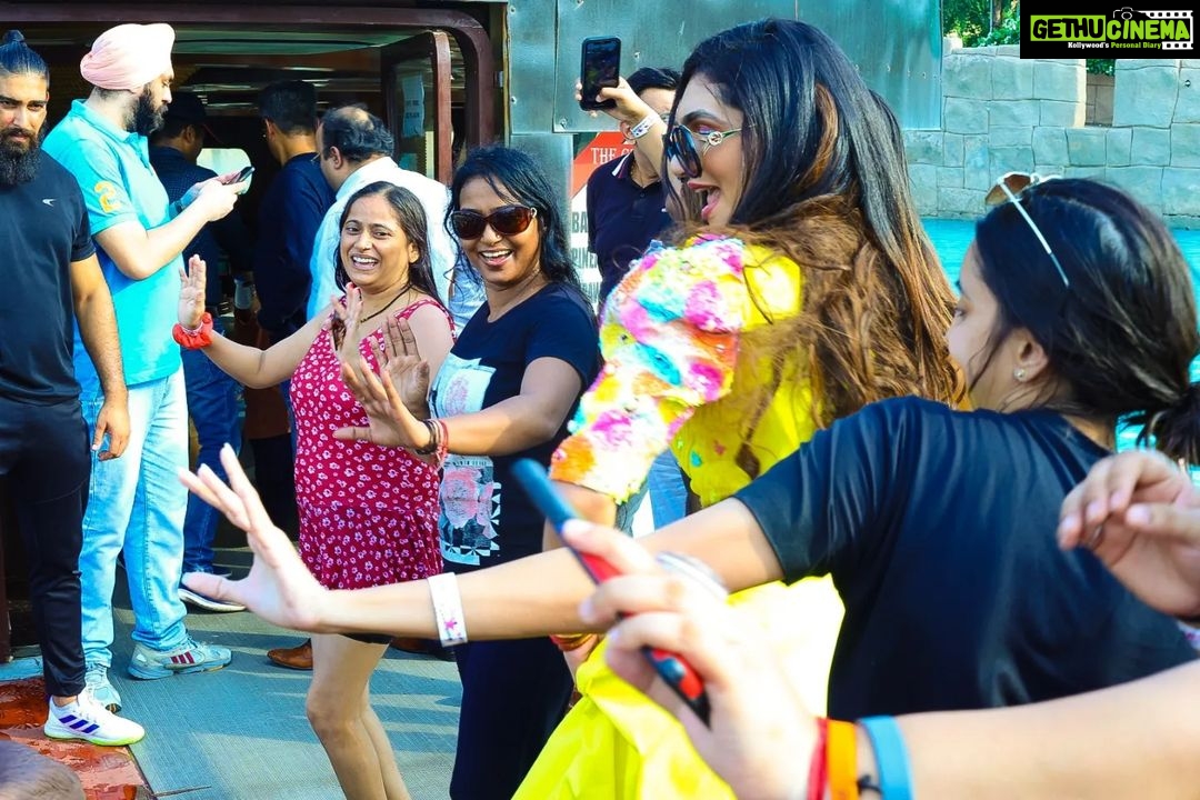 Kriti verma Instagram - Ohh Yes.. I love my people , my audience, My ❤️ #photodump . . . . . . . #kriti #kritiverma #event #eventdiaries #Gucci #explore #for you #foryourpage #delhi #trending #love #punlicshow #appearance #dance #host #celebrity #celebrityappearance #jaimatadi🙏