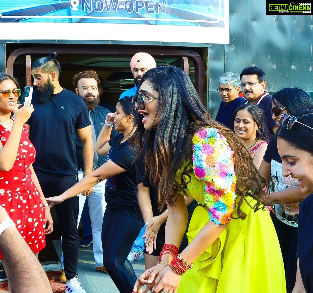 Kriti verma Instagram - Ohh Yes.. I love my people , my audience, My ❤️ #photodump . . . . . . . #kriti #kritiverma #event #eventdiaries #Gucci #explore #for you #foryourpage #delhi #trending #love #punlicshow #appearance #dance #host #celebrity #celebrityappearance #jaimatadi🙏