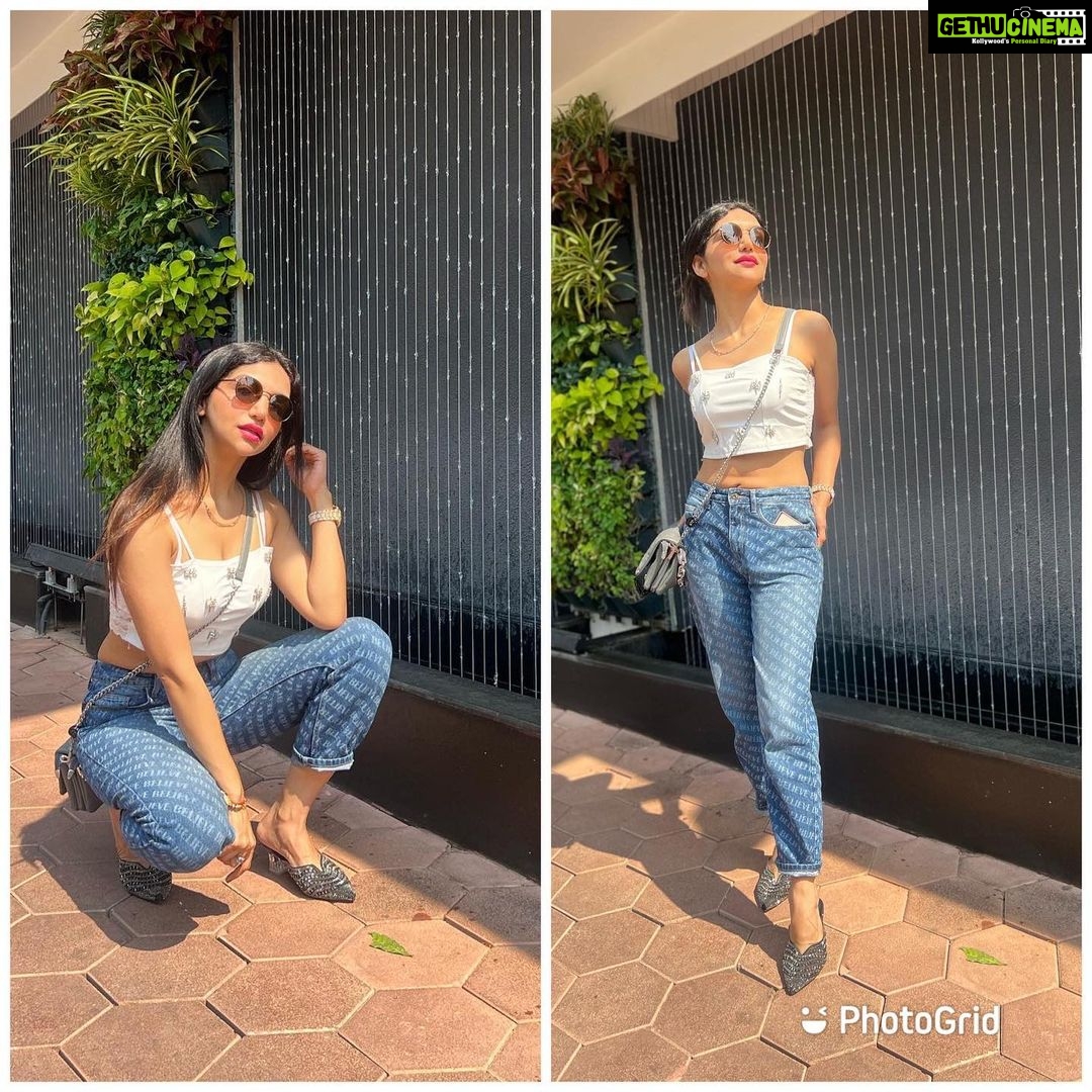 Kriti verma Instagram - A few pics before I say bbbyyee to my fav place Goa❤️ @tajhotels you have my ❤️ . . . . . . . . #kriti #kritiverma #goa #goadiaries #airportlook #croptop #white #highwaistedjeans #shades #Gucci #show #dance #day #taj #casino #jaimatadi 🙏🏻🧿
