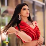 Kriti verma Instagram - #Repost @viralbhayani with @let.repost • • • • • • Bigg boss fame @kritivermaofficial looks stunning in her magnificent lehanga and Jewellery at a recently held event in Surat. She was seen rocking the stage with her amazing dance performance and raising the temperature with her killer smile.