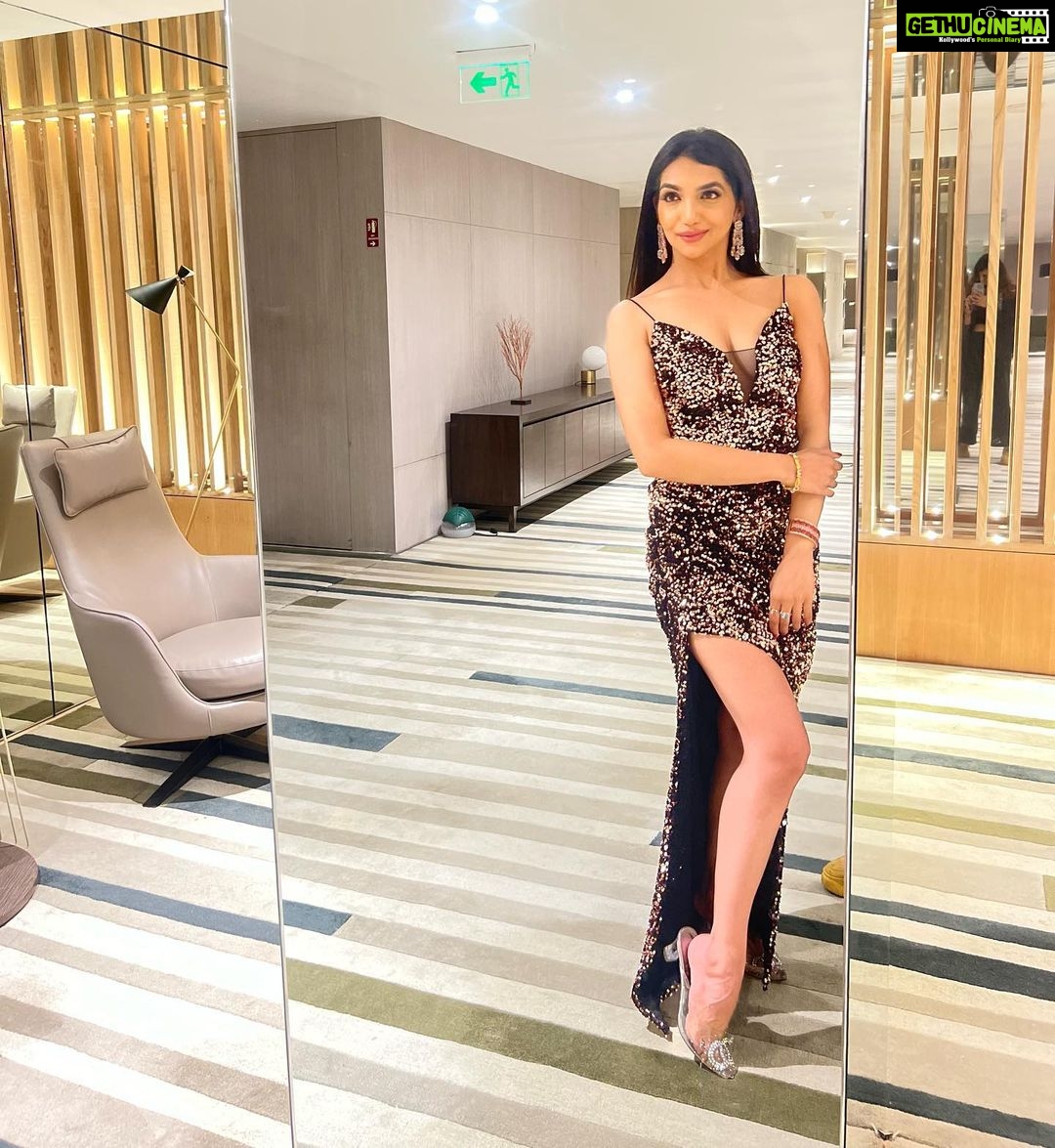 Kriti verma Instagram - Some selfies before I change for the next dance Entry 🧿🔥 . . . . . . . #event #eventdiaries #kriti #kritiverma #biggboss #post #potd #insta #instagram #gown #shimmer #roadies #mtv #tallgirl #showstopper #explore #foryou #foryourpage #jaimatadi🙏🏻