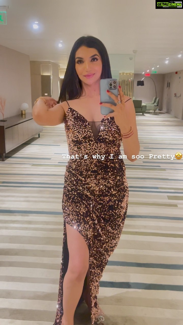 Kriti verma Instagram - Fact🤷🏼♀️ After Show Moments 🧿✨ Time for Self Admiration 😋 . . . . . . . . . #eventdiaries #show #showstopper #kriti #kritiverma #tallgirl #model #actor #dancer #celebrity #event #eventdiaries #gown #kriti #kritiverma Avadh Utopia Surat