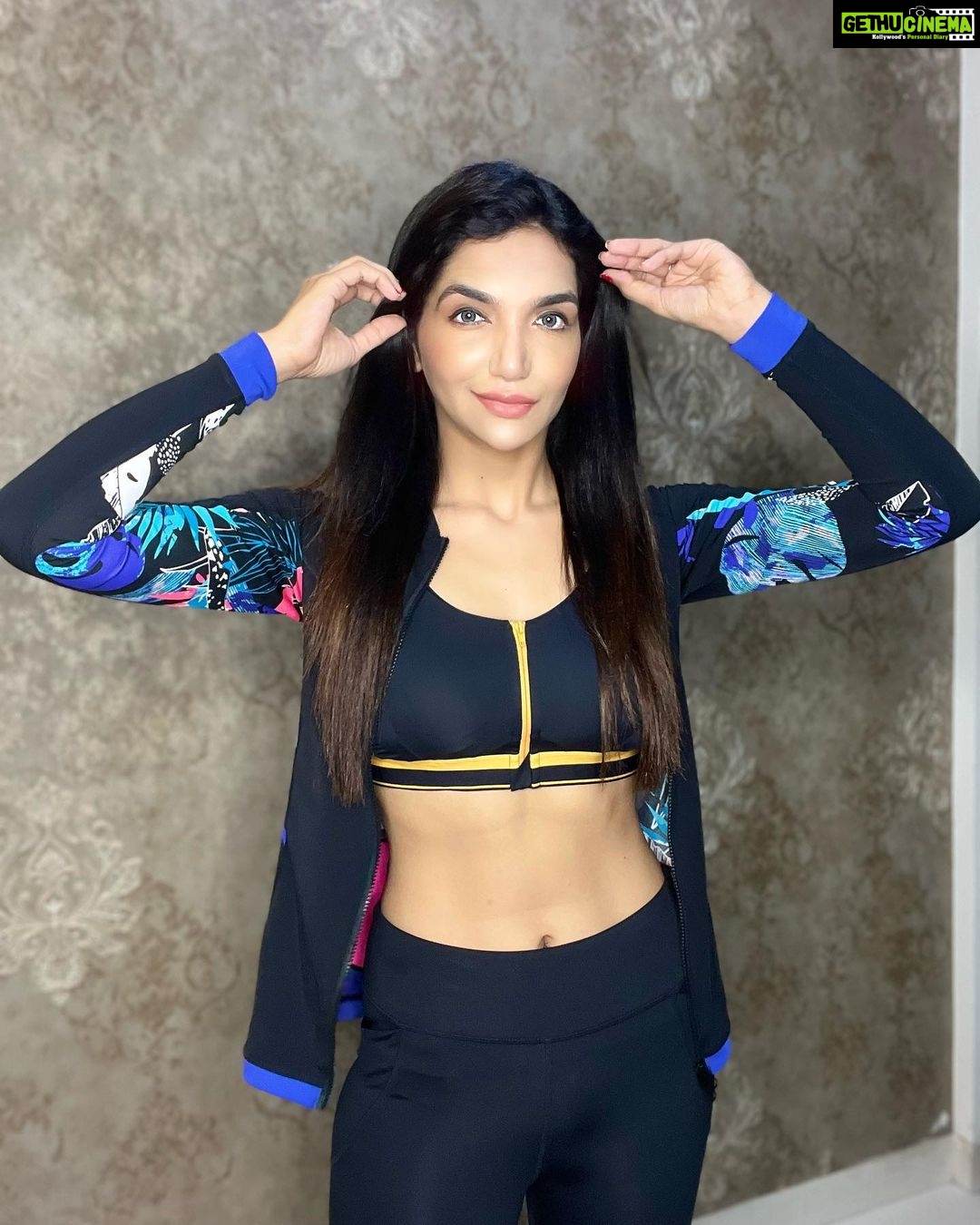 Kriti verma Instagram - Hello hidden abs ππ§Ώβ€οΈ . . . . . . #kriti #kritiverma #instagood #instapost #potd #tallgirl #actor #actorslife #bts #shot #biggboss #roadies #mtv #bcl #tbjjn #simran #kalakalachashma #jacket #sports #sportswear #gym #gymdiaries #jaimatadi ππ»