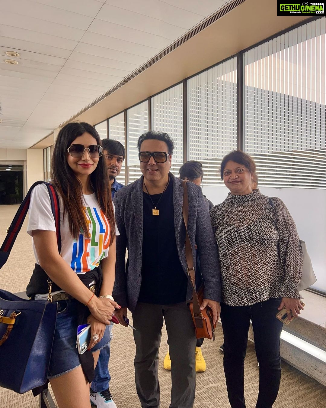 Kriti verma Instagram - Show today with @govinda_herono1 ji β€οΈππ»π§Ώπ₯° and Meri free ticket @kanchan6155 ππ. Blessed ππ»ππ» . . . . . . #event #eventdiaries #patna #showtime #celebrityappearance #kriti #kritiverma #jaimatadi #actors #actorslife