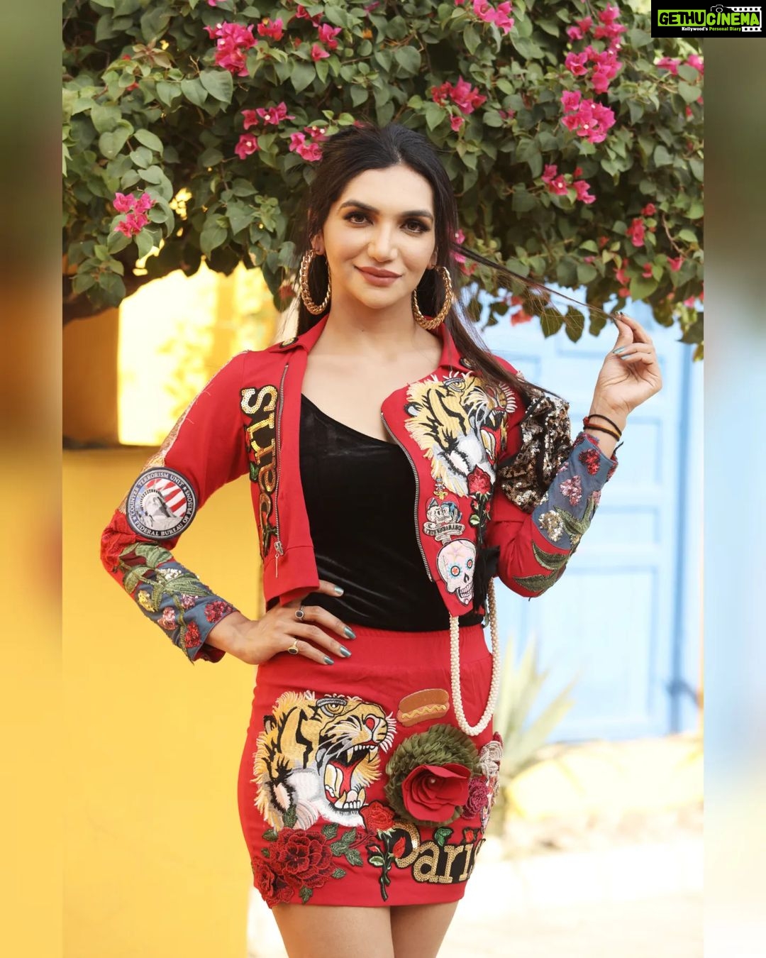 Kriti verma Instagram - Put on your Red Dress and Dance the blues 🧿 . . . . . . . #potd #ootd #tallgirl #kriti #kritiverma #punjabi #delhite #mumbaikar #actor #actorslife #musicvideo #love #laugh #explore #foryou #foryourpage #event #eventdiaries #bts #jaimatadi🙏🧿