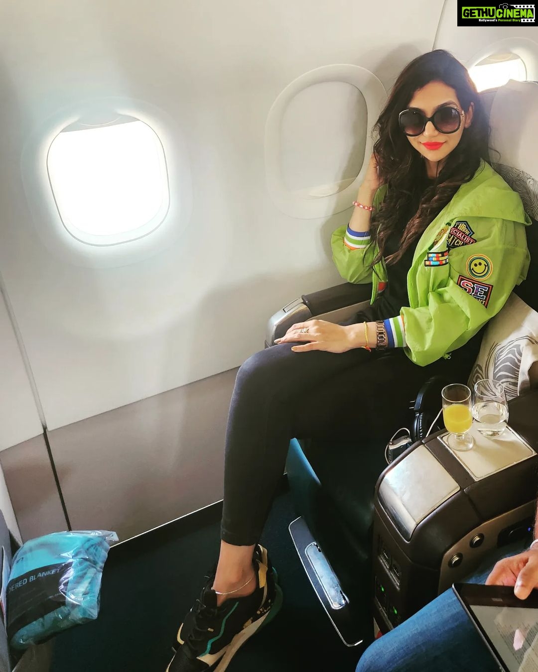 Kriti verma Instagram - Let's fly ✈️ Guess where m I travelling to ?? . . . . . . . #kriti #kritiverma #India #biggboss #MTV #Roadies #actor #actorslife #fly #flight #business #event #eventdiaries #showtime #explore #foryou #foryourpage #jaimatadi🙏🏻🚩